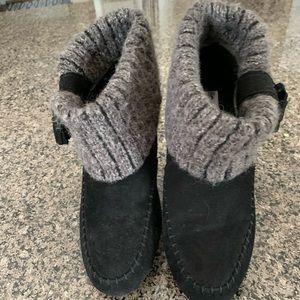 Size 8.5 Airwalks fur lined booties.  Great shape